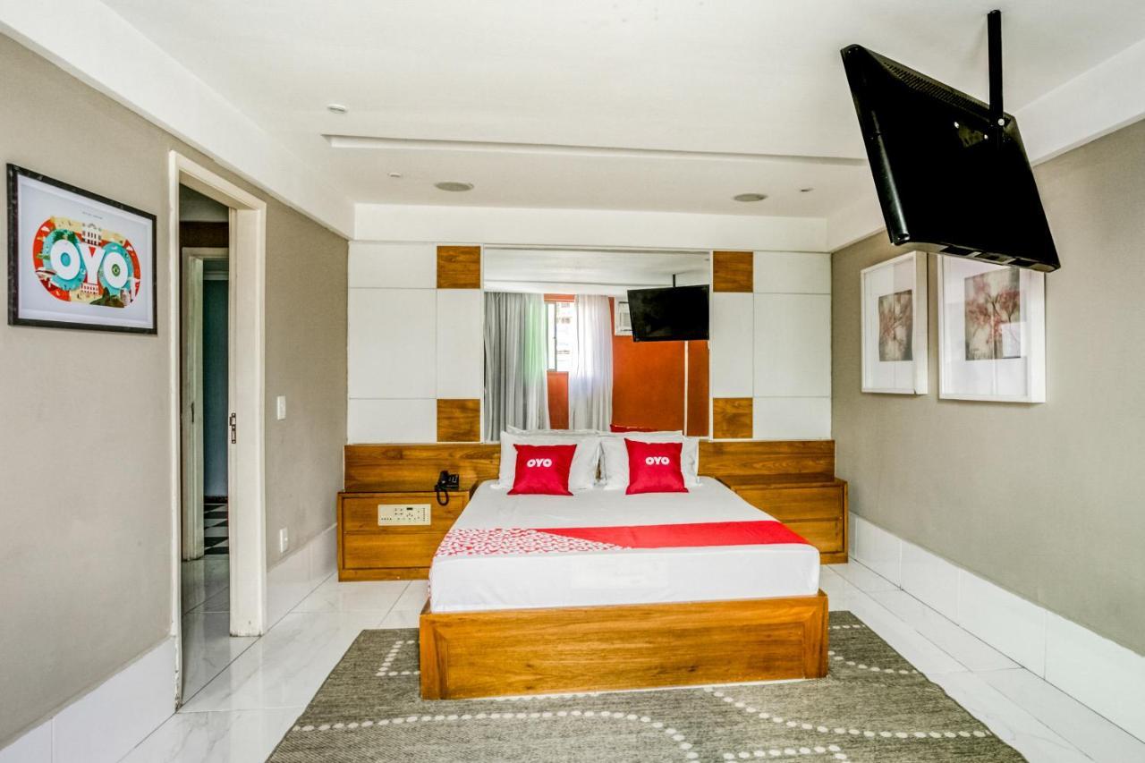 Oyo Nobs Hotel, Сан-Жуан-ди-Мерити Экстерьер фото